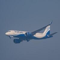 Nouveau Delhi, Inde, décembre 25 2023 - indigo Airbus a320 prendre de de indra Gandhi international aéroport Delhi, indigo national avion en volant dans le bleu ciel pendant journée temps photo