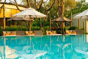 parasol avec lit piscine autour de la piscine avec fond de mer océan photo