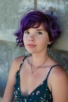 ai généré Jeune femme avec vibrant violet cheveux posant contre une béton mur photo