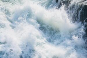 ai généré puissant courants créer turbulent blanc l'eau. photo