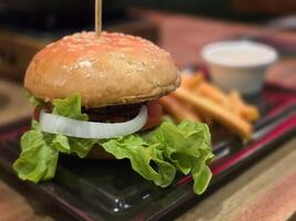 du boeuf Burger et français frites avec Frais légume, proche en haut et flou Contexte. nourriture concept. photo