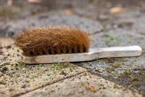 un vieux brosse sur une trottoir photo