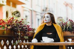 portrait de une mime comédien. mime fille sur le rue photo