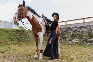 magnifique charme femme avec une cheval photo