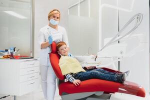 femelle dentiste et enfant dans une dentiste Bureau photo