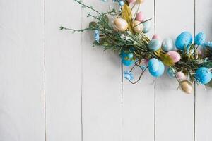 Pâques des œufs printemps Contexte. Pâques couronne sur en bois blanc Contexte photo