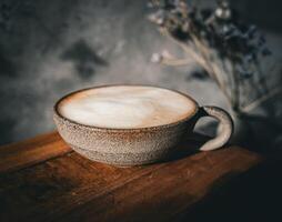 une tasse de Frais cappuccino photo
