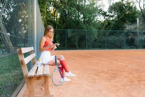 femelle tennis joueur ayant du repos après le Jeu photo