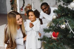 content multiracial famille avec cadeaux à Noël photo