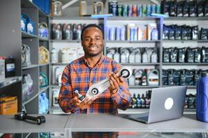 souriant africain vendeur auto les pièces boutique photo