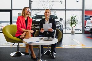 réussi homme d'affaire dans une voiture concession - vente de Véhicules à les clients photo