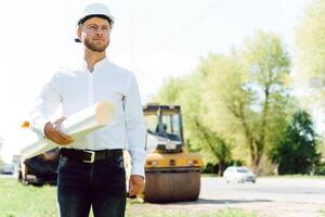 ingénieur près route machinerie. le concept de bâtiment une Nouveau asphalte route. route réparation. route un service ouvrier près le patinoire. photo