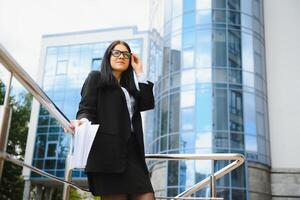 magnifique affaires femme sur le Contexte de le moderne Bureau photo