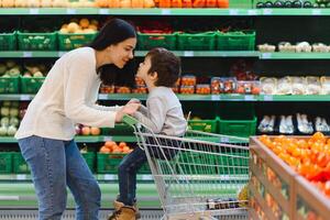 mère et sa fils achat des fruits à une Les agriculteurs marché photo