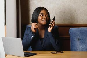 Jeune noir femme d'affaires parlant sur le téléphone. photo