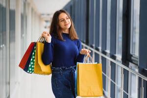 mode achats fille portrait. beauté femme avec achats Sacs dans achats centre commercial. client. ventes. achats centre photo