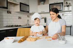 content mère et peu fils dans le cuisine, content temps et unité photo