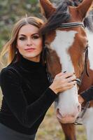 à la mode portrait de une magnifique Jeune femme et cheval photo