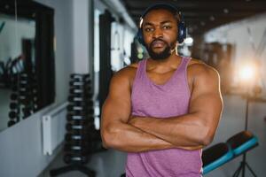 africain américain homme dans le salle de sport. photo