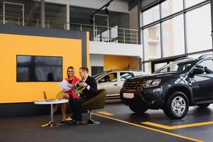 affaires femme achète une voiture à une voiture concession. concept de content affaires gens photo