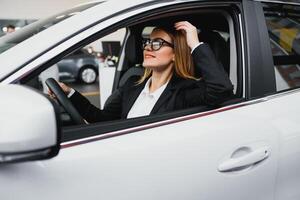 Jeune affaires femme conduite dans sa voiture à travail. réussi affaires concept. affaires femme conduite photo