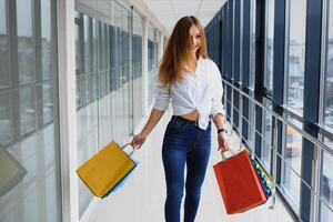 portrait de fille permanent dans le centre commercial après Faire achats photo