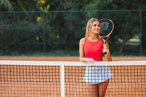 fille tennis joueur est formation sur le tribunal photo