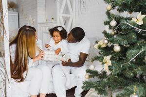 famille pose vers le bas ensemble dans une lit photo