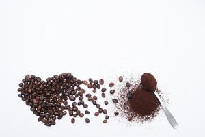 cœur fabriqué de café des haricots et cuillère sol café isolé sur blanc Contexte photo