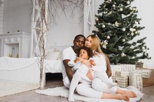 content multiracial famille avec cadeaux à Noël photo