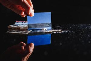 proche en haut de mains de Jeune drogué est Faire des pistes de cocaïne avec une crédit carte. photo