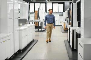 homme à le bâtiment marché photo