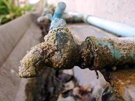 vieux robinet rouillé qui fuit de l'eau photo