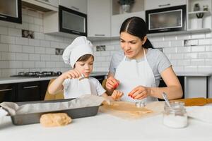 content famille. mère enseignement sa fils Comment à cuisine gâteau menu dans Matin. en bonne santé mode de vie concept.. cuisson Noël gâteau et cuisinier concept photo