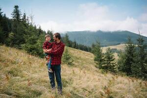 Jeune père avec bébé garçon en voyageant. père sur randonnée aventure avec enfant, famille voyage dans montagnes. nationale parc. une randonnée avec les enfants. actif été vacances. photo