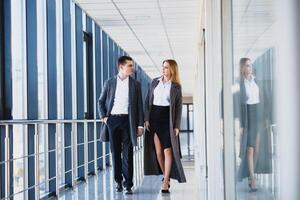 jeunes employés déménageant dans un centre de bureaux photo