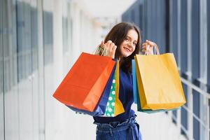 mode achats fille portrait. beauté femme avec achats Sacs dans achats centre commercial. client. ventes. achats centre photo