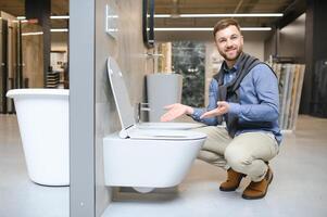 homme choisir Accueil toilette dans boutique photo