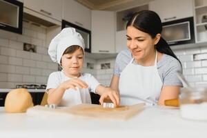 content mère et peu fils dans le cuisine, content temps et unité photo