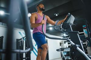 poids formation africain Faire la musculation dans salle de sport. photo