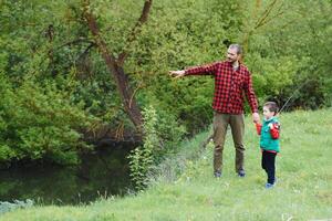 père et fils pêchant ensemble photo