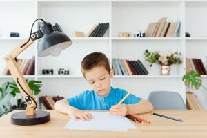 enfant en train de préparer pour école à Accueil photo