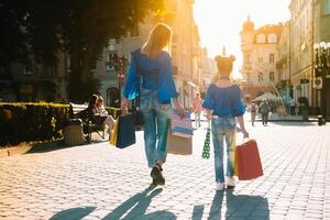 vente, consumérisme, argent et gens concept - content Jeune femme avec achats Sacs et crédit carte dans centre commercial photo