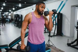 poids formation africain Faire la musculation dans salle de sport. photo