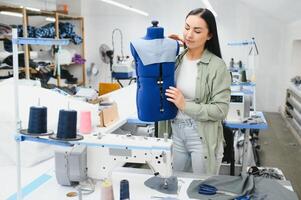 positif Jeune femme couture avec professionnel machine à atelier. photo