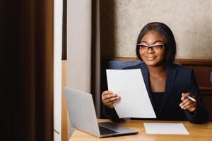 portrait de une Afro-américain affaires femme. photo