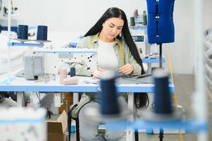 Jeune femme travail comme couturière dans Vêtements usine. photo