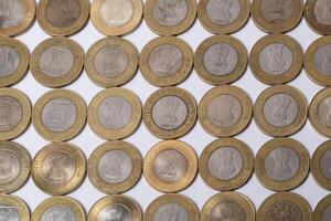 Inde dix roupies pièces de monnaie sur blanc Contexte ou texture, Haut vue photo