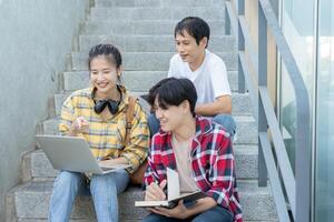 groupe asiatique étudiant réunion équipe pour travail projet. équipe content étude en ligne. lis livre dans Université Campus. groupe sur international Asie université. éducation, étude, école, collège, l'obtention du diplôme photo