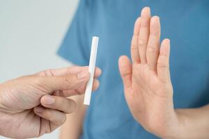 non fumeur. femme Arrêtez fumée, refuser, rejeter, Pause prendre cigarette, dire non. quitter fumeur pour santé. monde le tabac journée. drogues, poumon cancer, emphysème , pulmonaire maladie, narcotique, nicotine effet photo